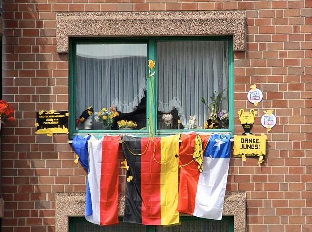 而这背后 而这背后